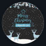 Black Blue Merry Christmas Clasiic Round Pegatina<br><div class="desc">Celebra la época más maravillosa del año y personaliza tus regalos de Navidades durante la temporada navideña de la manera más conveniente con stickers de Navidad. Con las palabras "Feliz Navidad y Feliz Año Nuevo" junto con las siluetas de renos y copos de nieve de color azul bebé sobre fondo...</div>