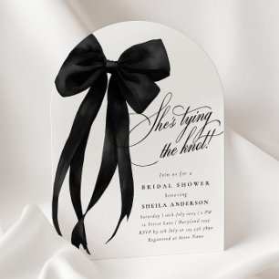 Black Bow está atando la invitación a la ducha de 