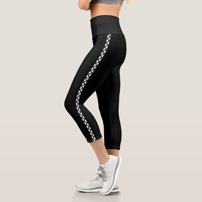 Black Capri Leggings with White Side Stripe (Izquierda)