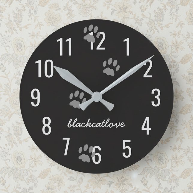 Black Cat Paw imprime el reloj de pared personaliz (An easy to read clock with space for your cat's name or your own.)