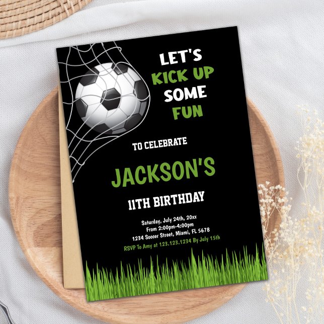 Black echa algunas divertidas Invitaciones de cump (Black kick up some fun Soccer Birthday Invitations)