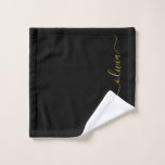 Black Gold Modern Script Girly Monograma Nombre<br><div class="desc">Toalla de baño de Monograma con Guión Simple Negro y Oro. Esto hace que el dulce perfecto cumpleaños 16,  boda,  ducha de novia,  aniversario,  ducha de bebé o fiesta de soltera sea regalo para alguien que ama el lujo glam y los estilos de moda.</div>