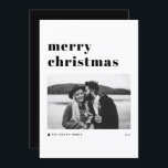 Black Retro negrita Tipografía Feliz Navidad<br><div class="desc">Feliz Navidad! Envíe sus deseos de vacaciones a la familia y amigos con esta tarjeta de Navidades moderna de personalizable. Presenta una tipografía retro audaz con acento de árbol de Navidad. Personalice esta tarjeta de vacaciones con fotos agregando sus propios detalles. Esta tarjeta de Navidades en blanco y negro está...</div>