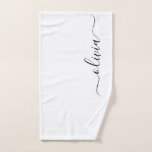 Black White Modern Script Girly Monograma Nombre<br><div class="desc">Toallas de baño de Monograma con escritura simple en blanco y negro. Esto hace que el dulce perfecto cumpleaños 16,  boda,  ducha de novia,  aniversario,  ducha de bebé o fiesta de soltera sea regalo para alguien que ama el lujo glam y los estilos de moda.</div>