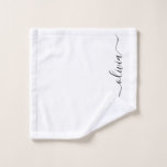 Black White Modern Script Girly Monograma Nombre<br><div class="desc">Toalla de baño de Monograma con escritura simple en blanco y negro. Esto hace que el dulce perfecto cumpleaños 16,  boda,  ducha de novia,  aniversario,  ducha de bebé o fiesta de soltera sea regalo para alguien que ama el lujo glam y los estilos de moda.</div>