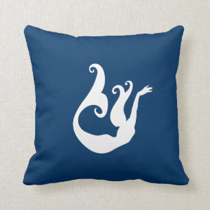 blanco de la sirena en la almohada azul