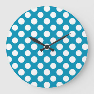 Blanco de moda sobre el reloj de pared de puntos d