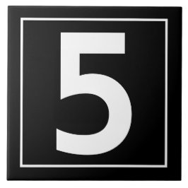 Blanco moderno simple en la teja negra del número