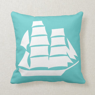blanco navegado de la nave en la almohada azul