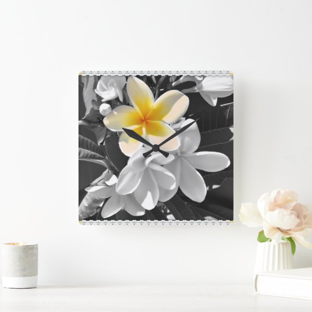 Blanco Negro Con Un Frangipani Amarillo, Reloj De  (Hogar)
