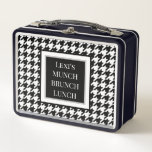 Blanco negro de la banda ancha<br><div class="desc">Deguste a la escuela o trabaje con estilo con su bandeja de comida personalizada con motivos en blanco y negro. El diseño presenta una revista moderna blanca como un texto sobre un cuadrado negro con un marco blanco, gris y negro. Personalice fácilmente el texto con un nombre o un monograma....</div>