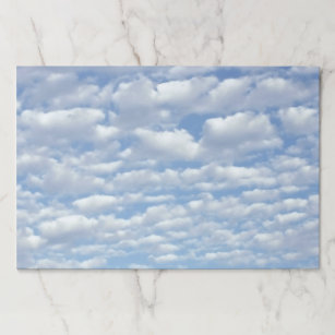 Bloc De Hojas Nubes esponjosas sobre el hermoso cielo azul