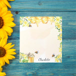 Bloc De Notas Abejas de burbujas miel floros amarillos monograma<br><div class="desc">Abejas de burbujas,  flores amarillas y miel de goteo de un peine de miel. Personalice y agregue un nombre. El nombre está escrito en negro con escritura de estilo con letras a mano moderna.</div>
