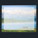 Bloc De Notas Alce macho en Wonder Lake<br><div class="desc">Wonder Lake,  alce macho se alimenta de vegetación,  montañas de Alaska en la distancia,  Parque Nacional Denali,  Alaska</div>