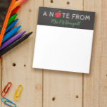 Bloc De Notas Apple Chalkboard Una Nota Del Profesor<br><div class="desc">Una nota del profesor bloc de notas con tipografía de pizarra,  un guión verde y la nota O reemplazada por una manzana roja.</div>