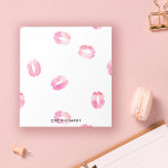 Bloc De Notas Besos de color de agua rosada - Nombre<br><div class="desc">Nota de moda con muchas marcas de lápiz labial rosas rellenas de acuarela. Personalice su nombre en letras negras modernas.</div>