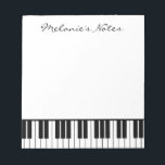 Bloc De Notas Billete de piano blanco y negro para pianista<br><div class="desc">Las teclas de piano de cola en blanco y negro no son para el pianista. Accesorio de papel de nombre personalizado para hombres, mujeres y niños. Un regalo divertido para el profesor de piano, el profesor de la escuela de música clásica, el piano, el músico, el instructor, etc. Elegante plantilla...</div>