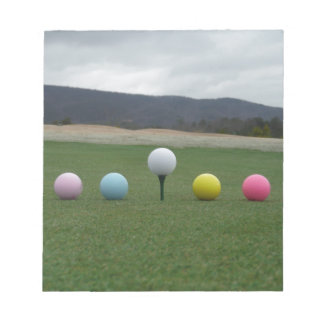 Bloc De Notas bolas de golf de colores vivos en una montaña