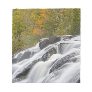 Bloc De Notas Bond Falls en la bifurcación media del Ontonagon