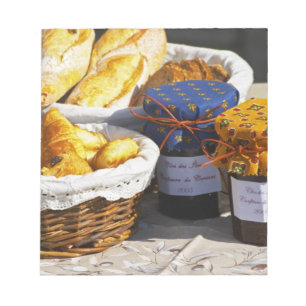 Bloc De Notas Cesta con croissants y panes de chocolate.