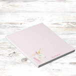 Bloc De Notas Chica de nombres rosa de unicornio<br><div class="desc">Una linda cabeza de unicornio rosa y dorado. Un fondo rosa suave y rubio. Personaliza y agrega tu nombre. Letras rosas.</div>