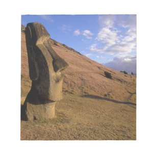 Bloc De Notas Chile, Isla de Pascua. Ladera con Moai