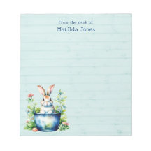 Conejo lindo en maceta vegetal, flores acuáticas