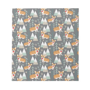 Bloc De Notas Corgis en las montañas y el patrón forestal