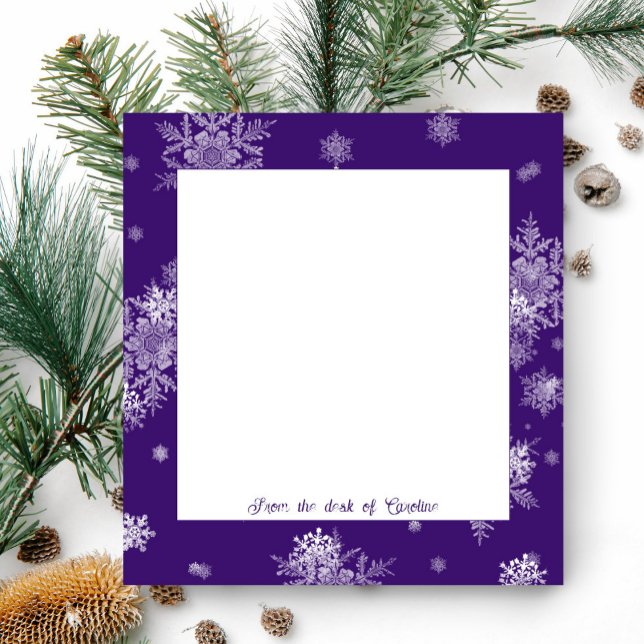 Bloc de notas de copas de nieve para Navidades mor (Purple Christmas Snowflakes Personalized Notepad)