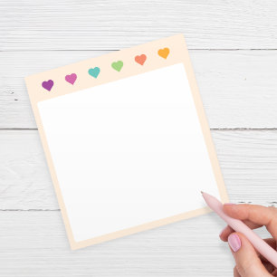 Bloc de notas de corazones coloridos sin renglones