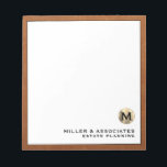 Bloc de notas de lujo profesional personalizado<br><div class="desc">Eleva tu imagen profesional con esta pancarta personalizada de lujo. El emblema de un monograma dorado cepillado con el nombre y la especialidad de su empresa, enmarcado en una huella de cuero estable, exuda sofisticación y profesionalismo. La tipografía negra clásica de fondo blanco ofrece un aspecto elegante y moderno. Perfecto...</div>