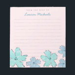 Bloc de notas de memo personalizado de las flores<br><div class="desc">Flores acuáticas de color verde menta y azul decoran el fondo de este bloc de notas. ¡Fácil de personalizar con tu propio nombre! Rodeado de líneas punteadas a mano. El color de fondo se puede personalizar a cualquier color que desee.</div>