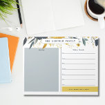 Bloc de notas del calendario de floral azul y dora<br><div class="desc">Organízate de vuelta a la escuela y muéstrate tu espíritu escolar con este calendario floral de color azul marino y agua dorada que incluye cinco áreas de texto personalizados que te permiten personalizar de tu agenda semanal de familia o de profesores para que se adapte mejor a tus necesidades. Las...</div>