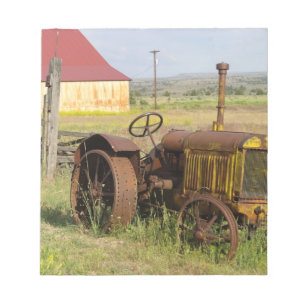 Bloc De Notas EE. UU., Oregón, Shaniko. Tractor vintage oxidado
