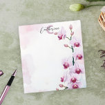 Bloc De Notas Elegante Cascada de Orquídea Rosa Clásica<br><div class="desc">Presentamos nuestro elegante y personalizable bloc de notas, perfecto para añadir un toque de sofisticación a sus notas y recordatorios diarios. El diseño presenta un delicado arreglo de orquídeas de polilla rosa que caen por el lado derecho, creando una estética serena y apacible. La esquina superior izquierda muestra el nombre...</div>
