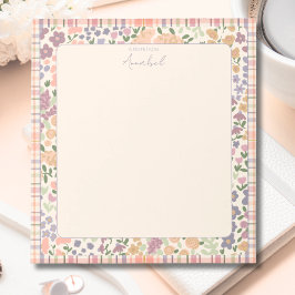 Bloc de notas floral de cuadros pastel con persona