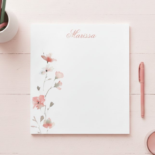 Bloc de notas floral rosa personalizado (coral blush pink wildflower notepad with custom name monogram in elegant calligraphy script)