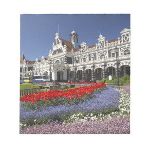 Bloc De Notas Flores de primavera y estación de tren histórica,