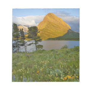 Bloc De Notas Flores silvestres a lo largo del lago Swiftcurrent