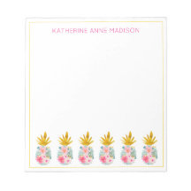 Flores tropicales rosas y piñas doradas