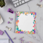 Bloc De Notas Flores y mariposas coloridas monogramadas<br><div class="desc">Billete monogramado con un marco floral con mariposas encaramadas sobre rosas y flores silvestres en rosa,  morado,  azul y amarillo. Personaliza tus iniciales en azul marino.</div>