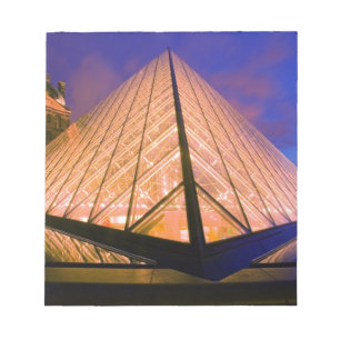 Bloc De Notas Francia, París. El museo del Louvre al anochecer.