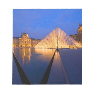Bloc De Notas Francia, París. El museo del Louvre al anochecer.