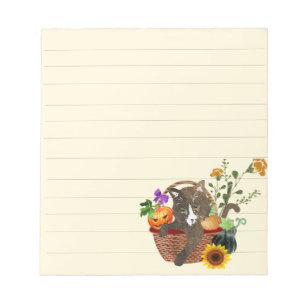 Bloc De Notas Gato en una cesta de calabaza y flores