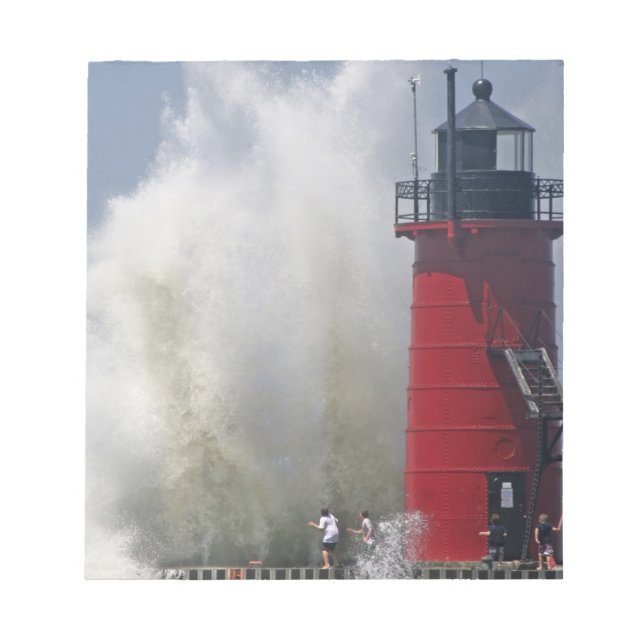 Bloc De Notas Gente en el malecón observa grandes olas rompiente (Frente)