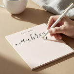 Bloc De Notas Girly Monograma caligrafía Rubor Pink<br><div class="desc">La tarjeta de nota simple incluye una caligrafía escrita a mano moderna para su nombre.</div>
