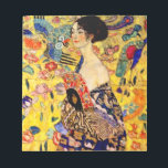 Bloc De Notas Gustav Klimt Lady con ventilador<br><div class="desc">Notepad con la pintura al óleo de Gustav Klimt Lady with Fan (1918). Una mujer con un kimono azul sostiene un ventilador rojo contra un colorido fondo amarillo de flores y pavos reales. Un gran regalo para los amantes del arte japonés y europeo.</div>