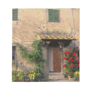 Bloc De Notas Hermosa casa antigua con flores en San Gimignano