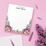 Bloc De Notas Hermosa Floral de maceta morada de la mesa de<br><div class="desc">Floral de la mesa de carteles con flores de bonito en una paleta de color de moda de melocotón y morado y rosa con tu nombre en un guión de carnero. Cuaderno personalizado de melocotón y violeta con flores y vegetación personalizado con tu nombre. Acompáñate de tus notas del día...</div>