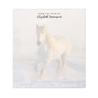 Hermosa Gallopaje de Caballo Blanco en la Nieve